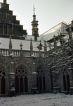 853866 Gezicht op de kruisgang van de Domkerk (Domplein) te Utrecht, vanaf de pandhof, tijdens de strenge winter van 1963.